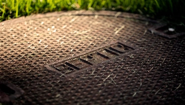 Metal septic tank cover that reads &quot;SEPTIC&quot; in a bold font